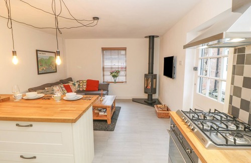 Cromford Cottage | STABLE COTTAGE, pet friendly, with open fire in Cromford