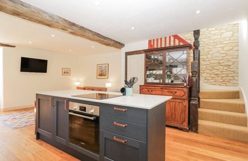 Ozleworth House | STABLE COTTAGE, pet friendly, with a garden in Sherston