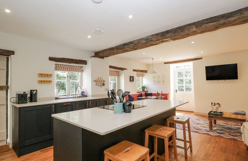 Ozleworth House | STABLE COTTAGE, pet friendly, with a garden in Sherston