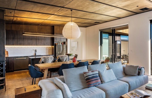 Wanaka House | Stackbrae Lodge: A modern lake and alpine retreat of style and comfort.n