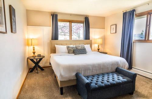 Ashwaubenon House | Stadium District Resch 3 BR Sleeps 8