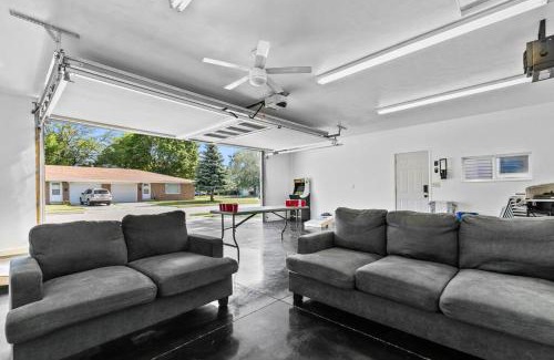 Green Bay House | Stadium District walking distance, Tailgate Garage