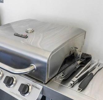 Green Bay House | Stadium District walking distance, Tailgate Garage