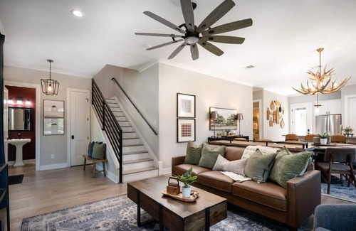 College Hills Estates House | Stadium View: 4 King Suites, 2 Living Rooms, Walk to A&M and Golf Course