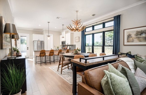 College Hills Estates House | Stadium View: 4 King Suites, 2 Living Rooms, Walk to A&M and Golf Course