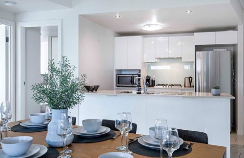 Milton Apartment | Stadium Vue, 3Bd,Riverview Pool, 300m to S/Stadium
