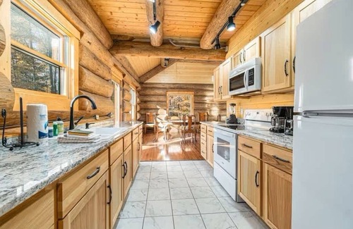 Beulah House | Stagecoach Inn Log Cabin 10 Acres Wooded Setting
