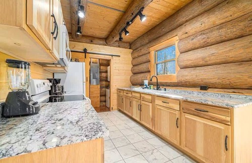 Beulah House | Stagecoach Inn Log Cabin 10 Acres Wooded Setting
