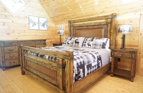 White Oak Lodge Cabin | Stair Free Entry: Resort Cabin: Hot Tub, Fireplace, Game Loft, WiFi, Pool