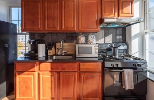 Chinatown Apartment | Stairway | 3BR Apt w W/D Ideal for Groups