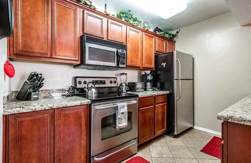 Oak Creek Condo | Stairway to Heaven, 2 min to pool, EV 2nd level charger on site!