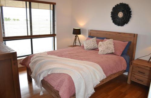Dalrymple House | Stan Breeze: Elegant Family Retreat