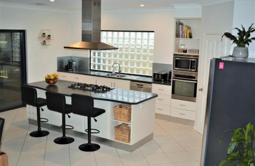 Dalrymple House | Stan Breeze: Elegant Family Retreat