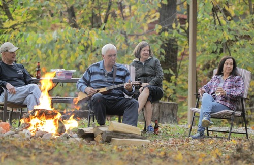 Triumph Cabin | Stand Alone cabin with Whirlpool Tub, Full Kitchen & Fire Pit Near Starved Rock
