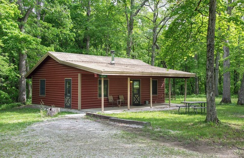 Triumph Cabin | Stand Alone cabin with Whirlpool Tub, Full Kitchen & Fire Pit Near Starved Rock