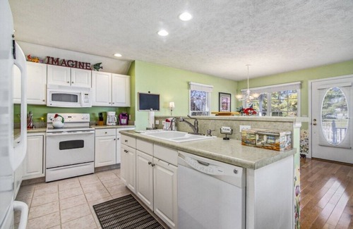 Manistee Cottage | Standalone Harbor Village Cottage at Beach