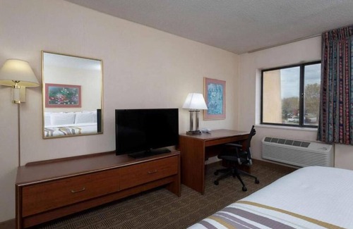 Indianapolis House | Standard 1 King Bed Non-Smoking