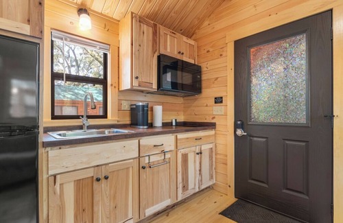 Thonotosassa Cabin | Standard Cabin with Porch - Happy Travelers RV Resort