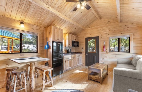 Thonotosassa Cabin | Standard Cabin with Premium Porch - Happy Travelers RV Resort