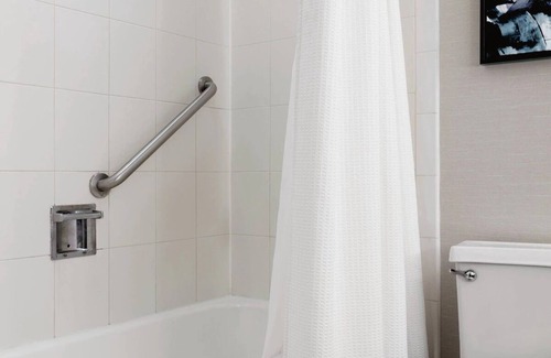 Iselin Hotel | Standard Room at Delta Hotels, Free Parking, Short Drive to Woodbridge Mall