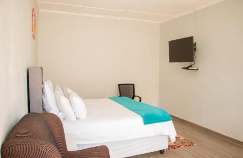 Bulawayo Apartment | Standard room in Morningside guesthouse - 2090