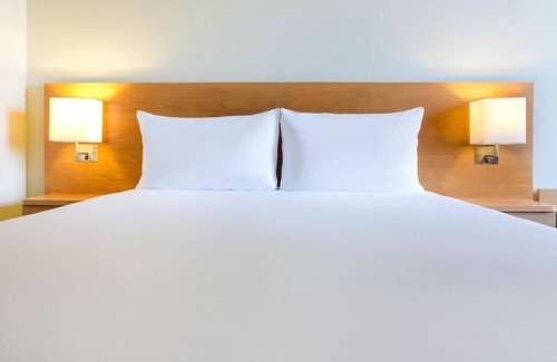 Al Muraqqabat Hotel | Standard Room Near Westzone Supermarket Rigga By Luxury Bookings