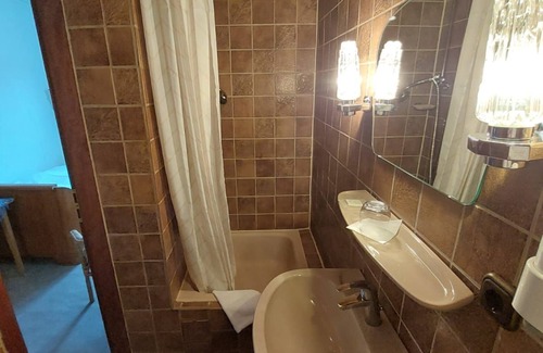 Laudenbach Cottage | Standard room two beds no. 25 - Goldner Engel, Restaurant - Hotel -