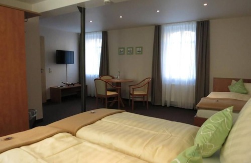 Burgschwalbach Bed & Breakfast | Standard triple room 1 (room 1) - Gästehaus Auszeit