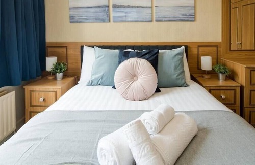 Garden Suburb Apartment | Standout 2BD Apartment Vibrant and Stylish!