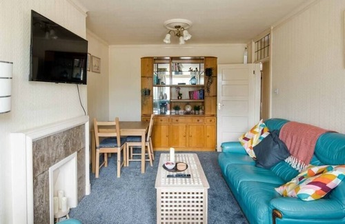 Garden Suburb Apartment | Standout 2BD Apartment Vibrant and Stylish!