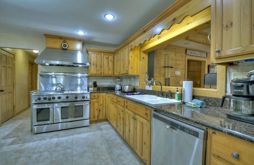Cherry Log House | Stanley Creek Lodge -4 Acre Creekside Lodge w/pool and Fishing