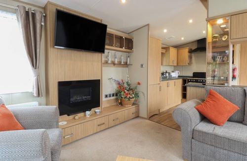 Hopton Cottage | STANLEY'S LODGE, FOXBURROW HANG, family friendly in Belton, Norfolk