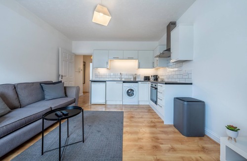 Bishop's Stortford Apartment | Stansted Airport & Bishops Stortford Town Centre Professional Apartment