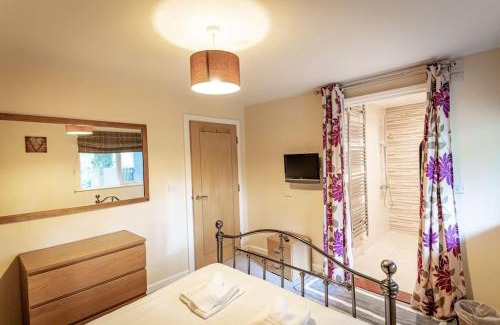 Farley House | Stanton, woodland lodge with hot tub for 14