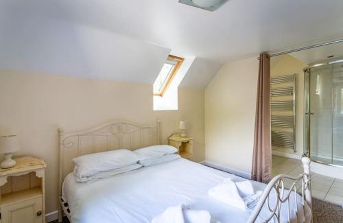 Farley House | Stanton, woodland lodge with hot tub for 14