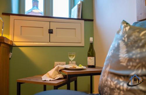 Twywell Apartment | Stanwick Studio, cosy country studio, sleeps 4, parking, wifi