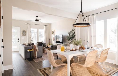 Talbot's Corner Apartment | Stapleton McGraw by AvantStay 2 Units Sleeps 16 Spacious Home in Nashville