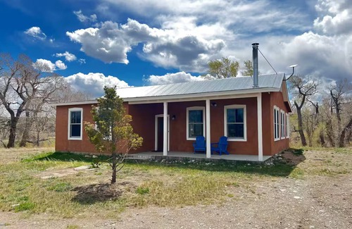 Red Wing House | Star Bungalow: Riverfront 2-bedroom bungalow in Gardner