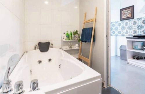 Hang Buom Apartment | Star Homestay in the Center of Hanoi Old Quarter, 3 Mins to Hoankiem Lake, Bth