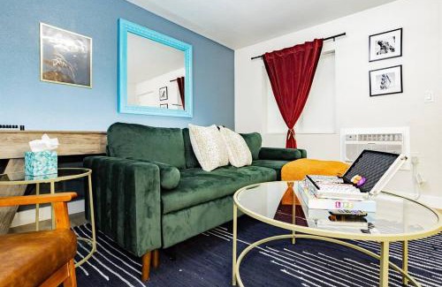Gateway District House | Star Motel Unit 4- Premier Downtown Hotel Luxury 1br Private Oasis