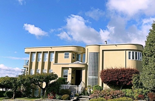 White Rock House | Star of the sea Guest house, Family suites with private entrance and parking!
