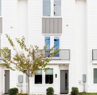 North Nashville House | STAR Retreat Townhome - 7 Beds 3 miles to Downtown