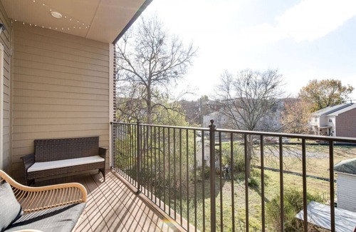 West End Condo | Star Studded - Near Music Row|Free Parking|Private Balcony|Historic Neighborhood
