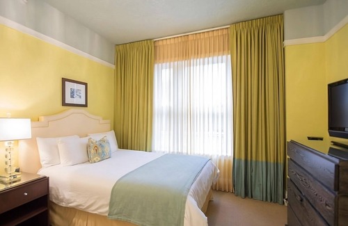 Goose Hollow Hotel | Star-Worthy Spaces near Forest Park and Pittock Mansion! with On-Site Restaurant