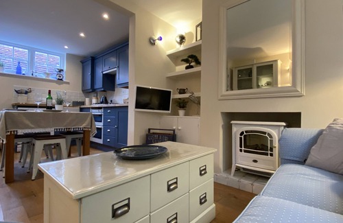 New Forest District Cottage | STARBOARD LIGHT, pet friendly, character holiday cottage in Lymington
