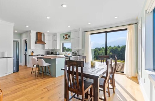 Roseland House | Stargaze on 12 Acres: Hot Tub 55"TV Fire Pit Grill