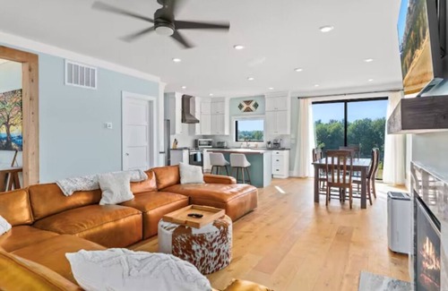 Roseland House | Stargaze on 12 Acres: Hot Tub 55"TV Fire Pit Grill