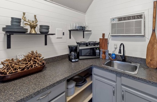Oil City Cabin | Stargazer~Caddo Lake Cabin 1 with Kayaks! Caddo Lake Cabins, Oil City, La.