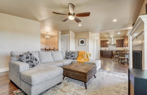 Palmer Lake Villa | Stargazer Paradise! Hot Tub, Gym & Man Cave