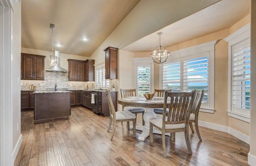 Palmer Lake Villa | Stargazer Paradise! Hot Tub, Gym & Man Cave